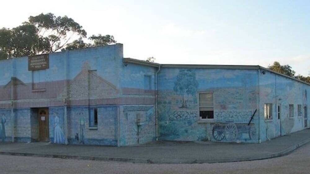 Elliston Town Hall
Many of the buildings on the Eyre Peninsula have been decorated with murals.
The mural on the Elliston Town Hall displays the pioneering history of the area.