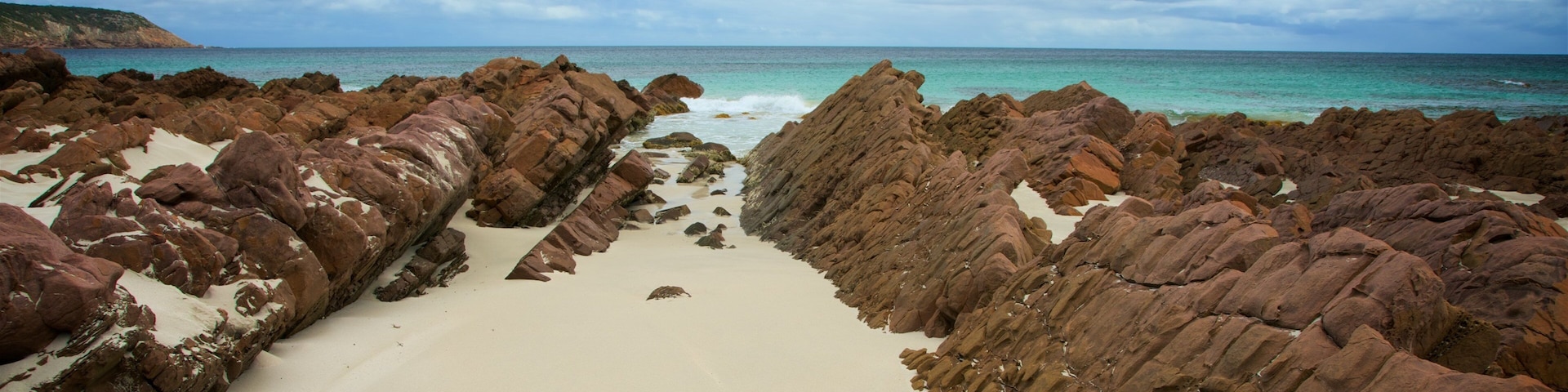 Stokes Bay mit einem FelskĂŒste, allgemeine KĂŒstenansicht und Sandstrand