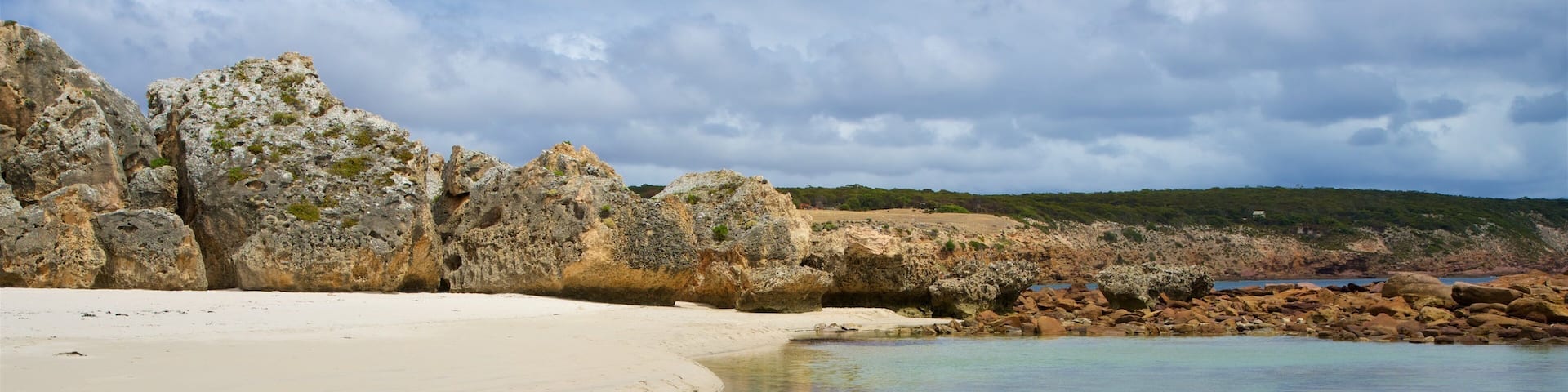 Ile Kangaroo qui includes plage de sable, baie ou port et cĂŽte rocheuse