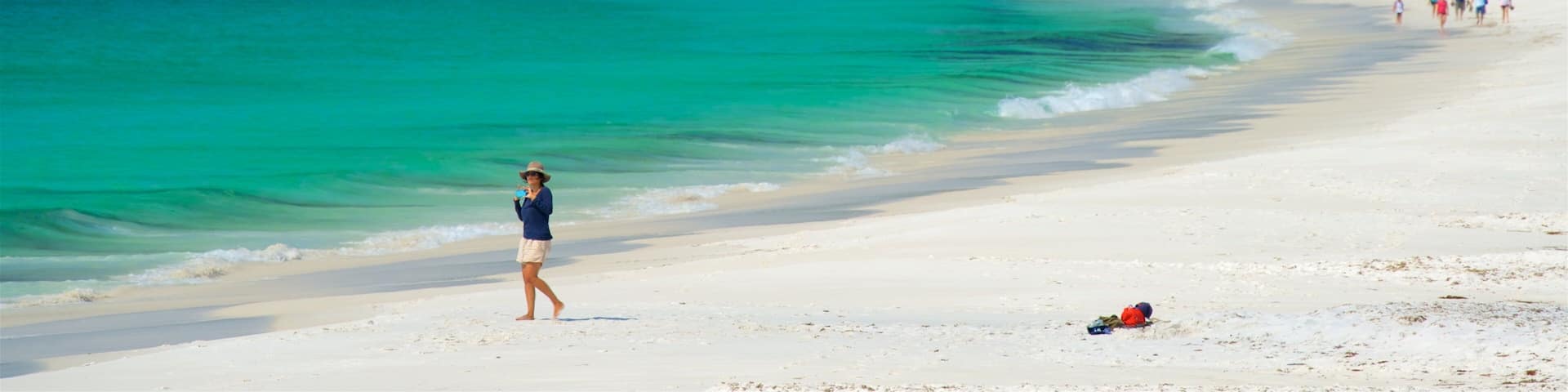Huskisson que incluye vistas generales de la costa y una playa y también una mujer