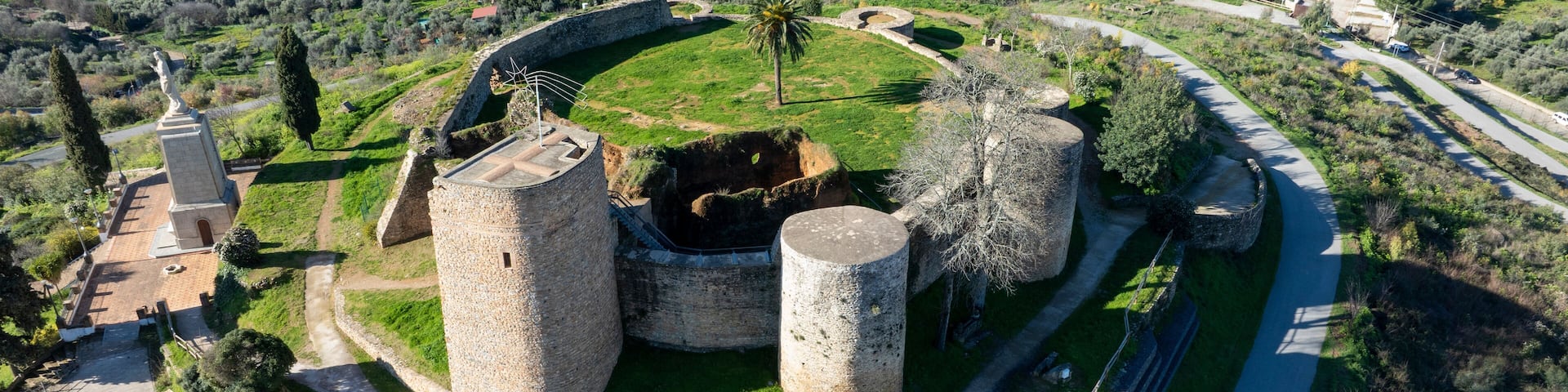 vista del castillo de Constantina en la provincia de Sevilla, España