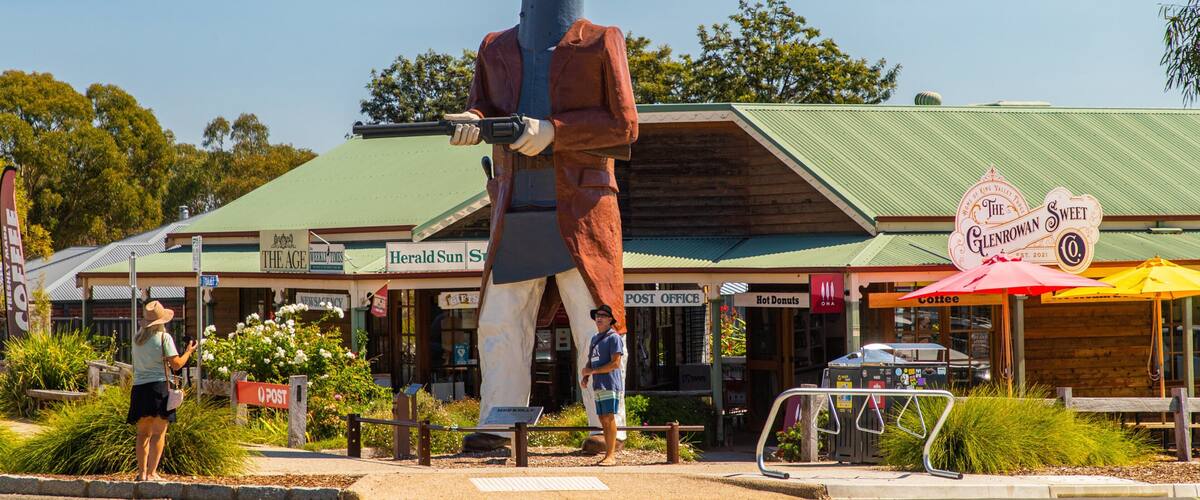 Glenrowan showing a small town or village and a monument