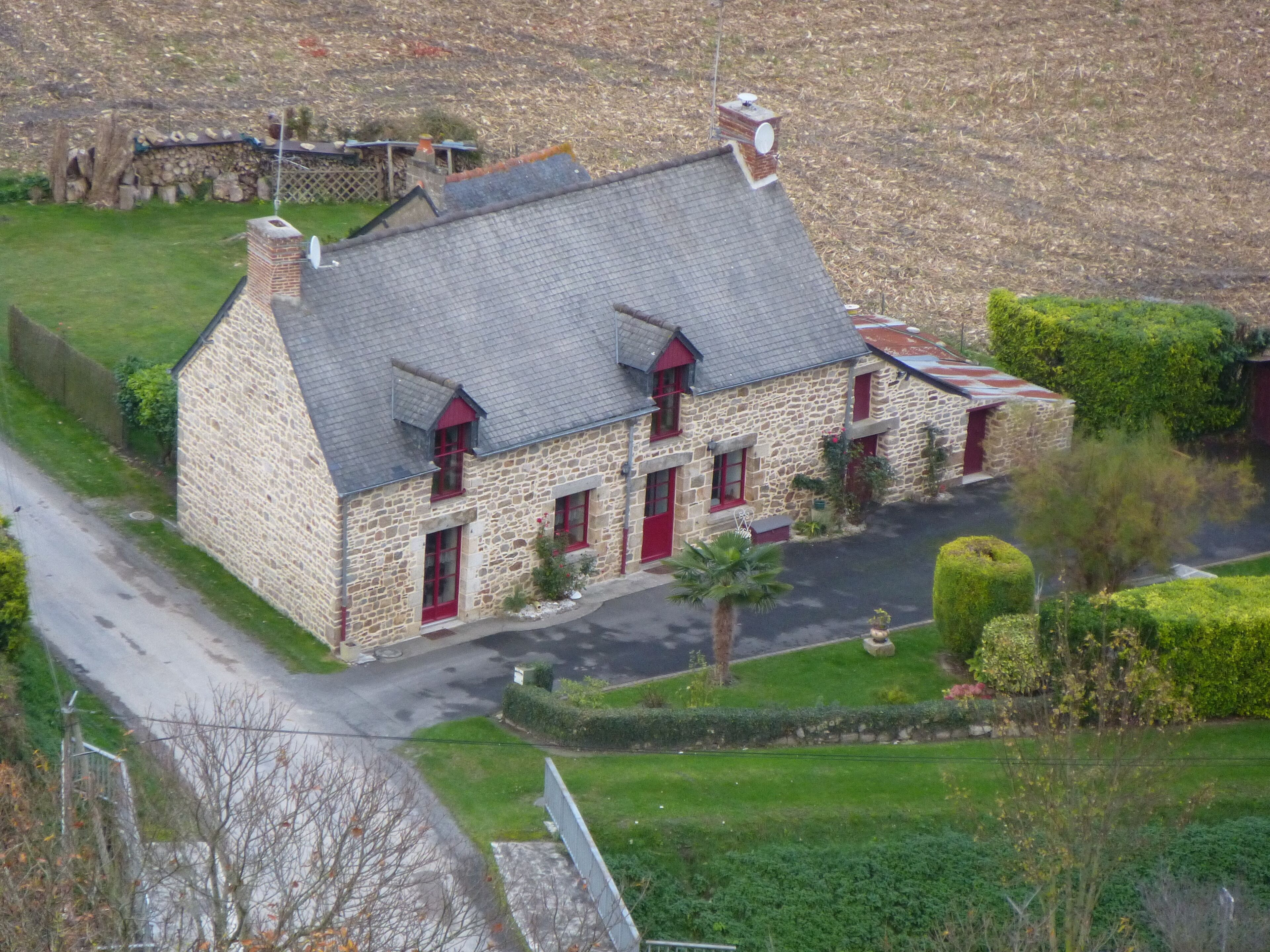 maison aux alentours du mont dol
