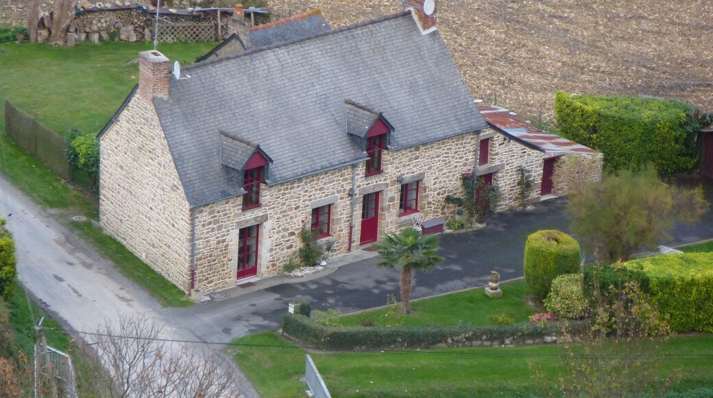 maison aux alentours du mont dol