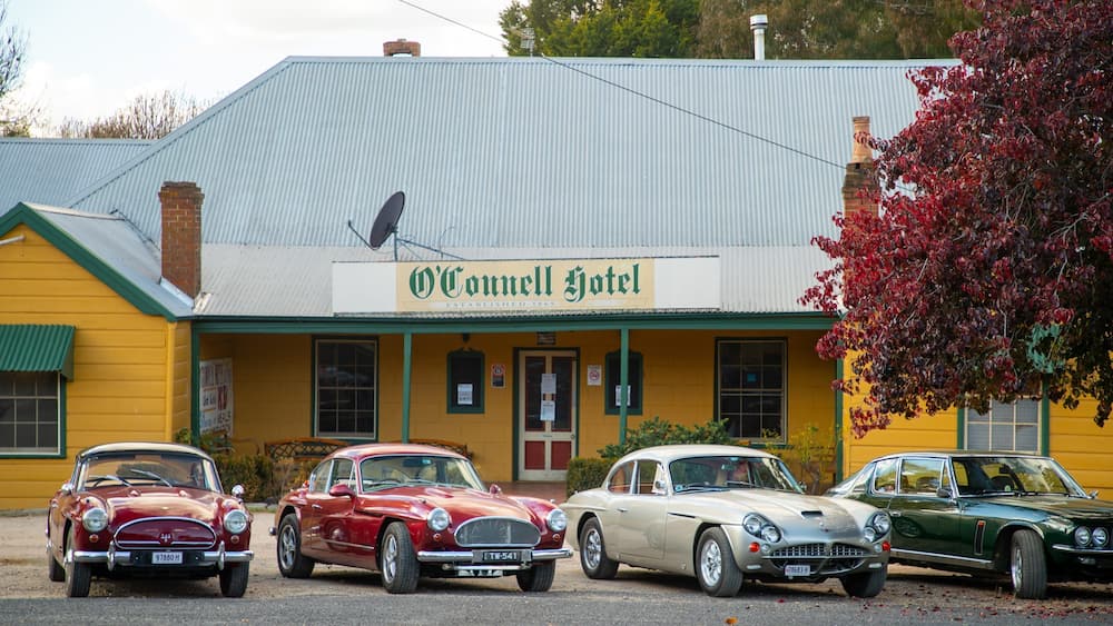 L’hôtel O’Connell, reconnaissable à son toit en tôle ondulée et à son panneau indicateur.