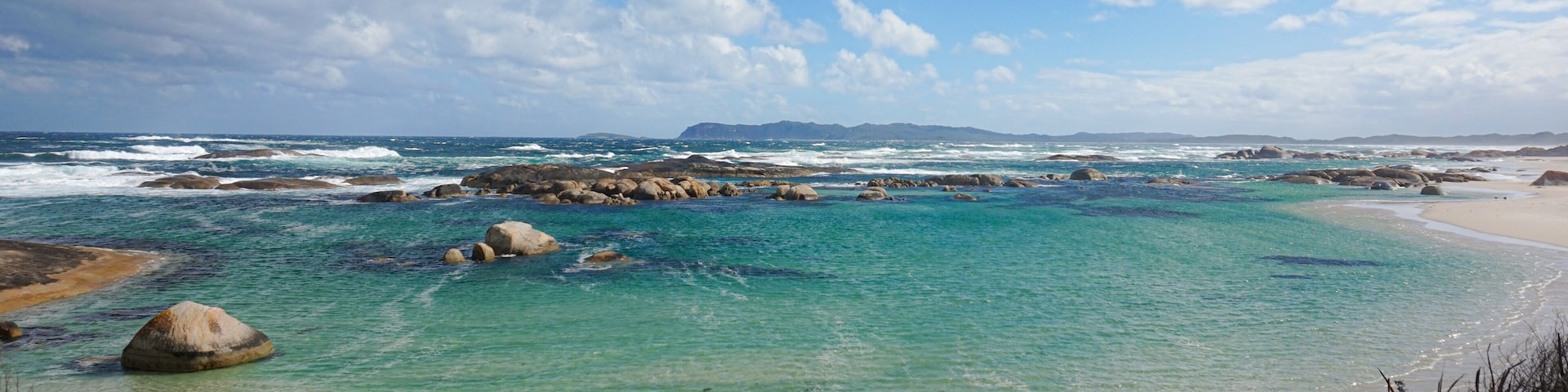 Traumstand mit Felsen und Steg in einsamer Natur in Australien