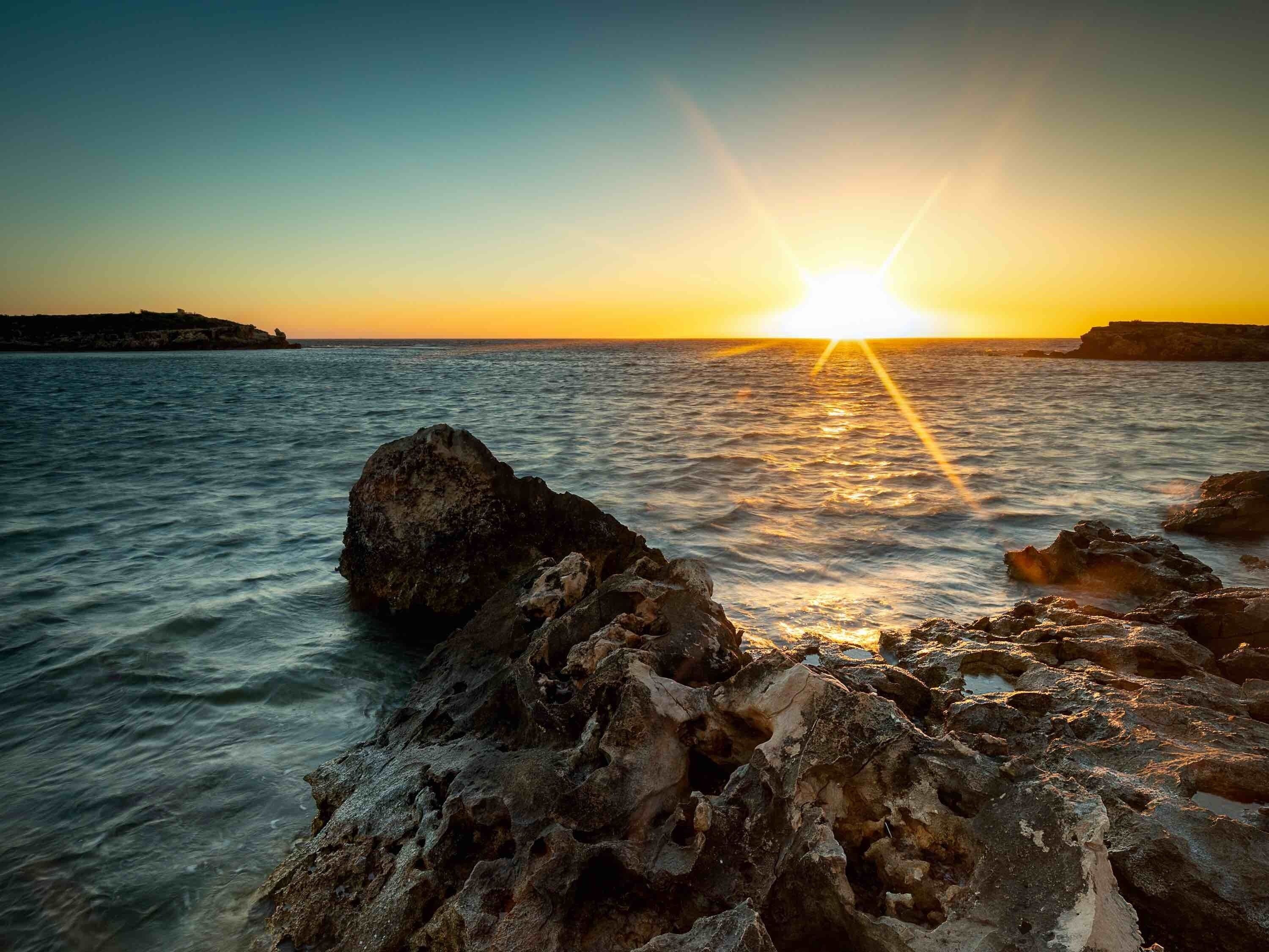 A lovely little spot at Green Head Bay, a sheltered Bay with a beach and a walkway between the bay in the other side which is rocky and food for fishing. Lovely sunsets here and a caravan park nearby for camping.  There is a general store and restaurant / fish & chip shop in the village.