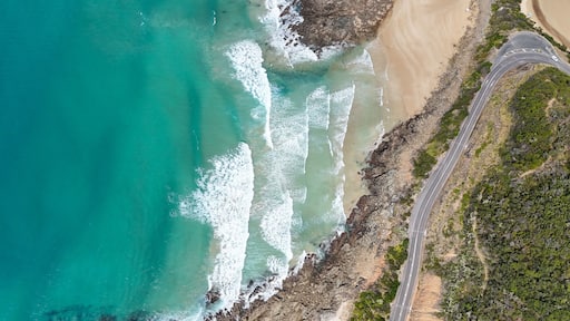 Eine KĂŒstenstraĂe mit Strand und felsigen Klippen.