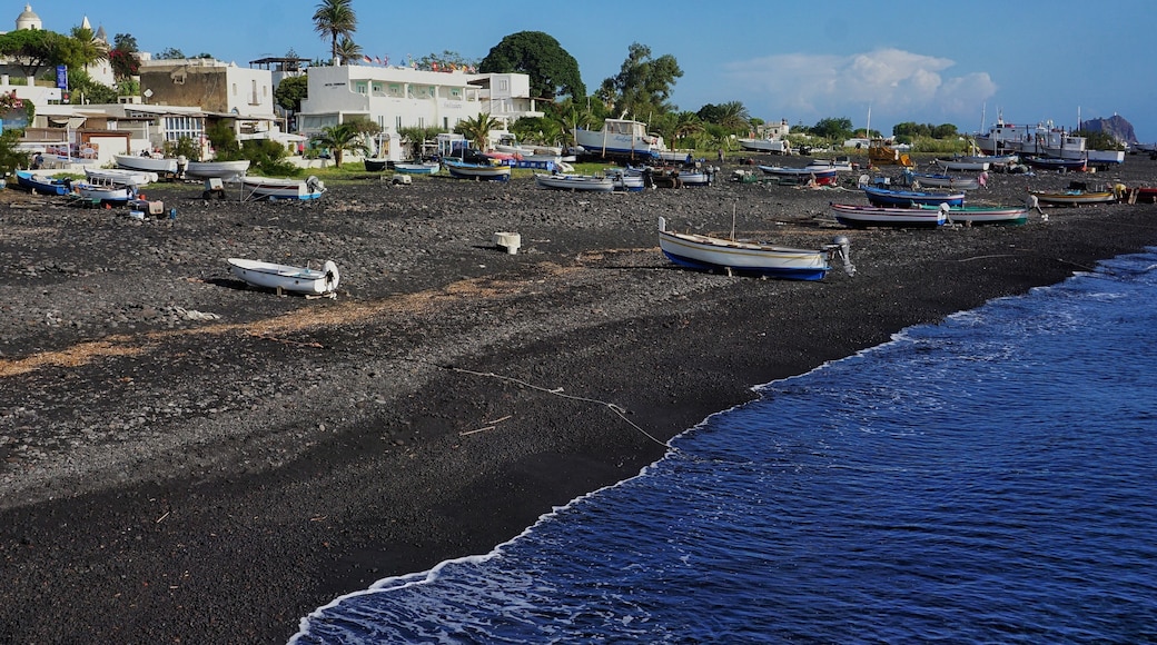 Stromboli vulcan island- black beach 🇮🇹