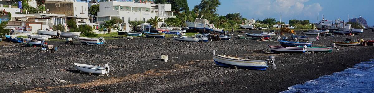 Stromboli vulcan island- black beach 🇮🇹