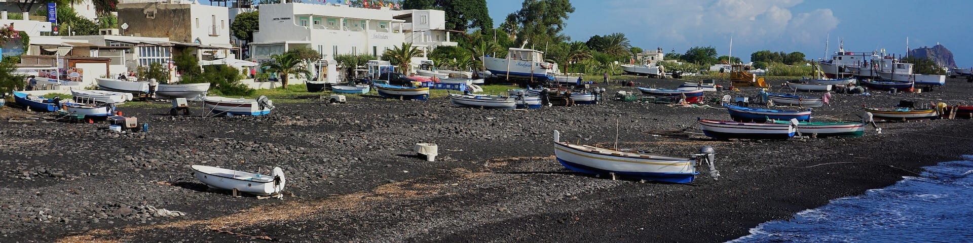 Stromboli vulcan island- black beach 🇮🇹