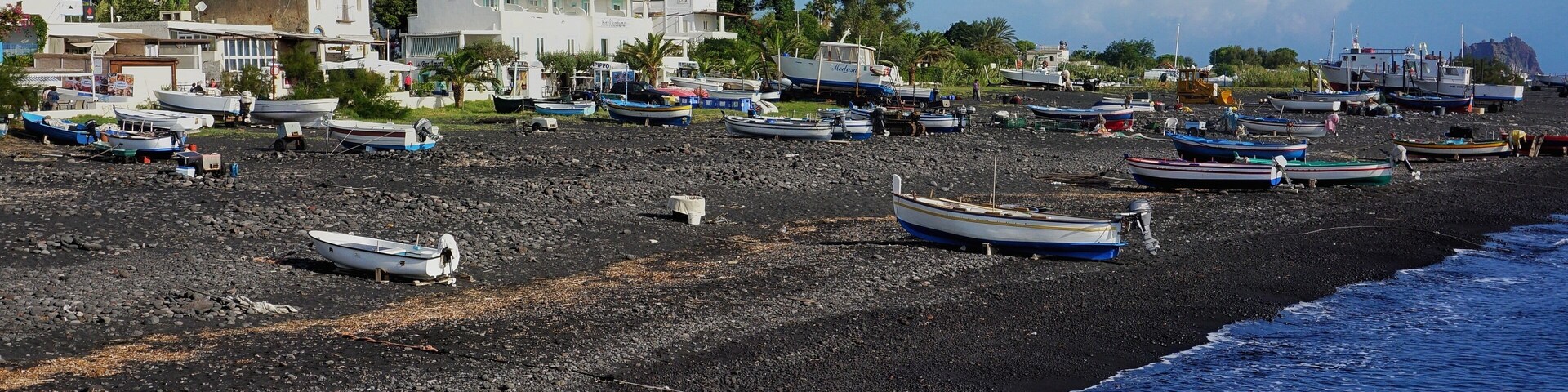Stromboli vulcan island- black beach đźđč