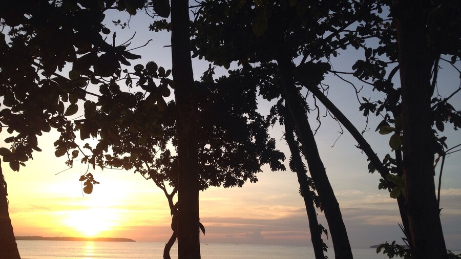 a sunrise in borongan seawall , an early morning walks embraced the fresh and cold breeze of the air .