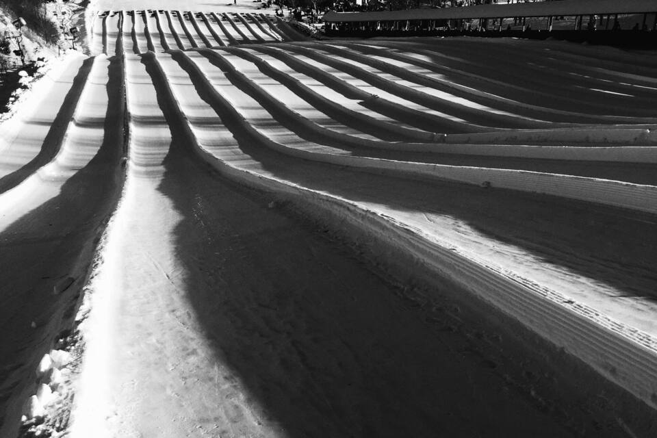 Une piste de ski enneigée avec des pistes parallèles.