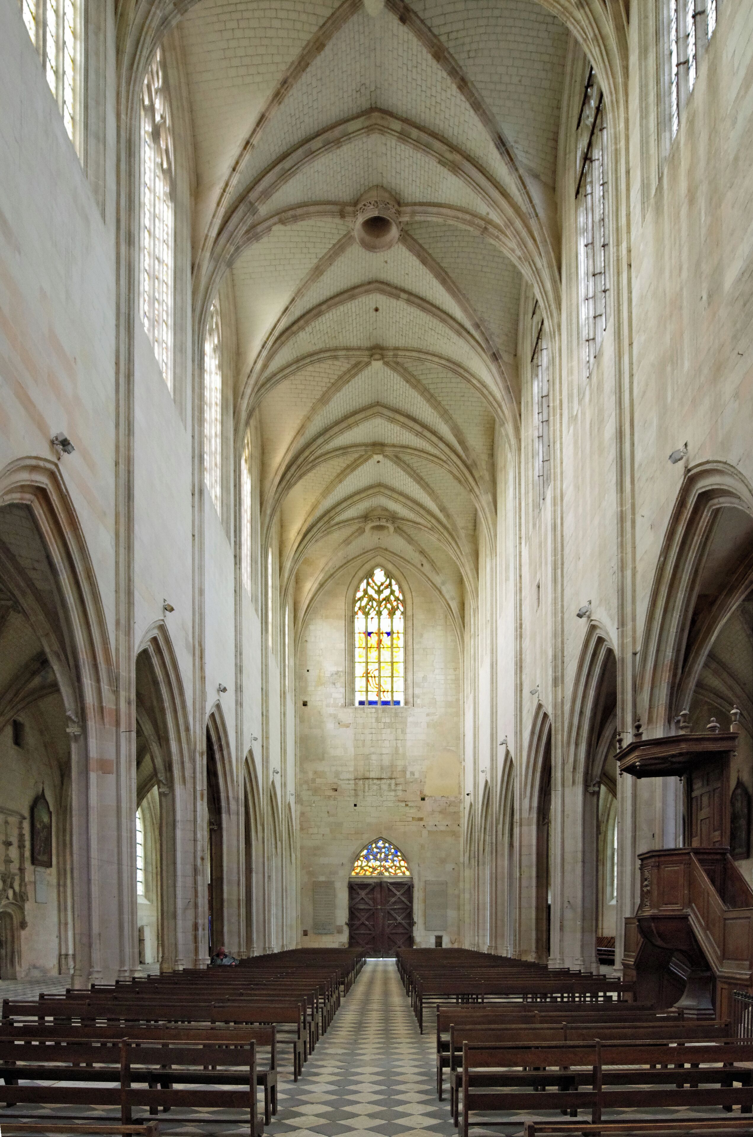 Notre-Dame de Cléry. La nef. La nef a sept travées et deux collatéraux. Avec ses 78 mètres de long et ses 27 mètres de hauteur sous voûtes, l'église atteint les dimensions d'une petite cathédrale.