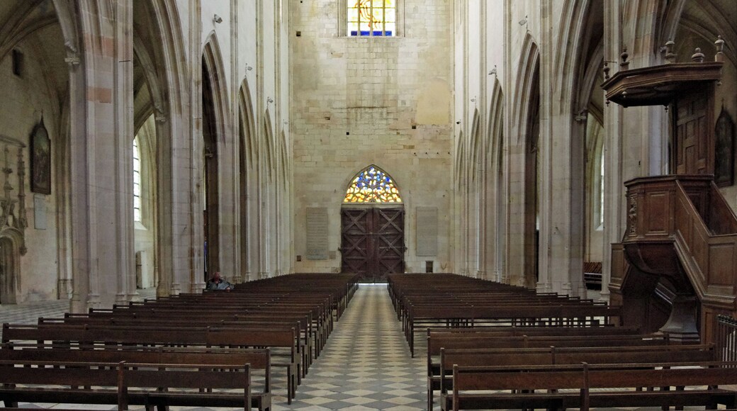 Notre-Dame de Cléry. La nef. La nef a sept travées et deux collatéraux. Avec ses 78 mètres de long et ses 27 mètres de hauteur sous voûtes, l'église atteint les dimensions d'une petite cathédrale.