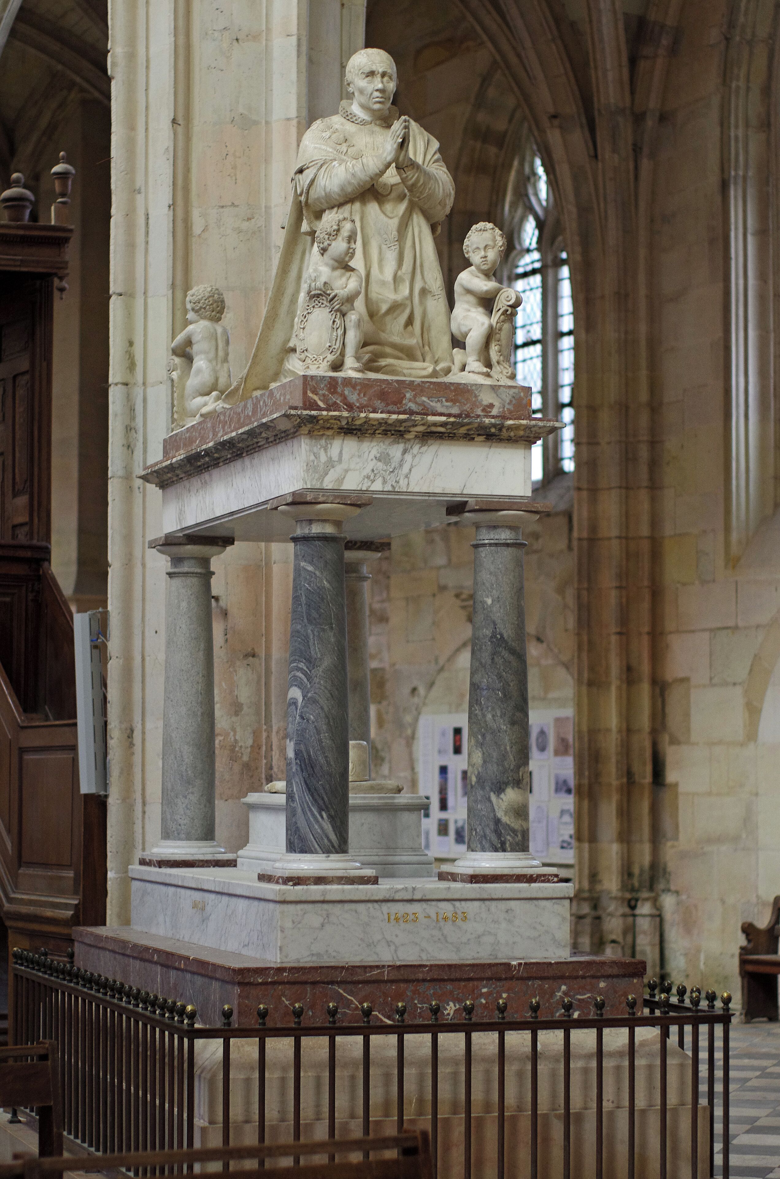 Le tombeau de Louis XI (1423-1483) : roi de 1461 à 1483. Fin stratège, Louis XI mit fin à la guerre de Cent ans (traité de Picquigny, 29 août 1475), agrandit le royaume de France, restaura l’autorité royale en affaiblissant les puissances féodales. Il fit édifier la collégiale de Clery-Saint-André dans laquelle il se fit inhumer. Pour la première fois dans l’architecture funéraire, le mort n’est plus représenté en gisant mais en orant (priant). La statue d'origine de Louis XI, en cuivre et bronze doré, représentait le roi en habits de chasseur, priant à genoux devant Notre Dame sur un coussin, servant de prie-dieu, aux couleurs des armes de France. Elle était l'œuvre de l'orfèvre Conrad de Cologne et du fondeur Laurent Wrine. Le 2 avril 1562, le tombeau du roi fut détruit par les protestants après la prise de la ville d’Orléans par les armées du prince de Condé. Au XIXe siècle, le sculpteur Beauvallet puis Barberon reconstituèrent une nouvelle sépulture qui figure depuis dans la nef de l'église. En 1896, le docteur Duchâteau effectue l'inventaire du caveau royal et constate la présence de cinq morceaux de crâne. La base d’un crâne scié et une mâchoire, attribués à Charlotte de Savoie. La seconde épouse de Louis XI, Charlotte de Savoie, fut inhumée auprès de son mari à Clery. Une voûte crânienne sciée, une mâchoire et un fragment de la partie nasale attribués à Louis XI. Le reste des ossements a disparu en 1792 après le passage des révolutionnaires. The tomb of Louis XI (1423-1483): King 1461 to 1483. Strategist, Louis XI ended the Hundred Years War (Treaty of Picquigny, August 29, 1475), expanding the kingdom of France, restored the royal authority by weakening the feudal powers. He built the college of Clery-Saint-André in which he was buried. For the first time in the funerary architecture, death is no longer represented by lying but praying (praying). The original statue of Louis XI, copper and gilded bronze, was the king clothes hunter kneeling in prayer in front of Notre Dame on a cushion, serving prie-dieu, the colors of the arms of France. It was the work of the goldsmith Conrad of Cologne and the founder Laurent Wrine. On 2 April 1562, the tomb of the king was destroyed by the Protestants after the capture of the city of Orleans by the armies of the Prince de Conde. In the nineteenth century, the sculptor Beauvallet Barberon then reconstituted a new tomb contained from the nave of the church. In 1896, Dr. Duchateau made the inventory of the royal tomb and found that five pieces of skull. The basis of a skull and jaw sawn, assigned to Charlotte of Savoy. The second wife of Louis XI, Charlotte of Savoy, was buried beside her husband in Clery. A cut calvaria, a jaw and a fragment of the part attributed to nasal Louis XI. The rest of the bones disappeared in 1792 after the passage of the revolutionaries.
