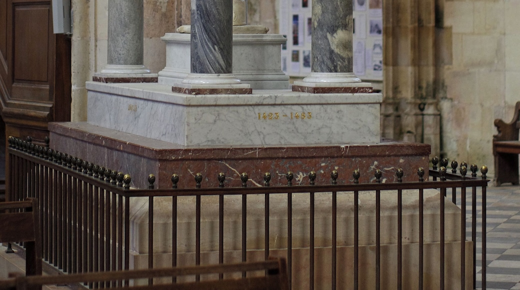 Le tombeau de Louis XI (1423-1483) : roi de 1461 Ă 1483. Fin stratĂšge, Louis XI mit fin Ă la guerre de Cent ans (traitĂ© de Picquigny, 29 aoĂ»t 1475), agrandit le royaume de France, restaura lâautoritĂ© royale en affaiblissant les puissances fĂ©odales. Il fit Ă©difier la collĂ©giale de Clery-Saint-AndrĂ© dans laquelle il se fit inhumer. Pour la premiĂšre fois dans lâarchitecture funĂ©raire, le mort nâest plus reprĂ©sentĂ© en gisant mais en orant (priant). La statue d'origine de Louis XI, en cuivre et bronze dorĂ©, reprĂ©sentait le roi en habits de chasseur, priant Ă genoux devant Notre Dame sur un coussin, servant de prie-dieu, aux couleurs des armes de France. Elle Ă©tait l'Ćuvre de l'orfĂšvre Conrad de Cologne et du fondeur Laurent Wrine. Le 2 avril 1562, le tombeau du roi fut dĂ©truit par les protestants aprĂšs la prise de la ville dâOrlĂ©ans par les armĂ©es du prince de CondĂ©. Au XIXe siĂšcle, le sculpteur Beauvallet puis Barberon reconstituĂšrent une nouvelle sĂ©pulture qui figure depuis dans la nef de l'Ă©glise. En 1896, le docteur DuchĂąteau effectue l'inventaire du caveau royal et constate la prĂ©sence de cinq morceaux de crĂąne. La base dâun crĂąne sciĂ© et une mĂąchoire, attribuĂ©s Ă Charlotte de Savoie. La seconde Ă©pouse de Louis XI, Charlotte de Savoie, fut inhumĂ©e auprĂšs de son mari Ă Clery. Une voĂ»te crĂąnienne sciĂ©e, une mĂąchoire et un fragment de la partie nasale attribuĂ©s Ă Louis XI. Le reste des ossements a disparu en 1792 aprĂšs le passage des rĂ©volutionnaires. The tomb of Louis XI (1423-1483): King 1461 to 1483. Strategist, Louis XI ended the Hundred Years War (Treaty of Picquigny, August 29, 1475), expanding the kingdom of France, restored the royal authority by weakening the feudal powers. He built the college of Clery-Saint-AndrĂ© in which he was buried. For the first time in the funerary architecture, death is no longer represented by lying but praying (praying). The original statue of Louis XI, copper and gilded bronze, was the king clothes hunter kneeling in prayer in front of Notre Dame on a cushion, serving prie-dieu, the colors of the arms of France. It was the work of the goldsmith Conrad of Cologne and the founder Laurent Wrine. On 2 April 1562, the tomb of the king was destroyed by the Protestants after the capture of the city of Orleans by the armies of the Prince de Conde. In the nineteenth century, the sculptor Beauvallet Barberon then reconstituted a new tomb contained from the nave of the church. In 1896, Dr. Duchateau made the inventory of the royal tomb and found that five pieces of skull. The basis of a skull and jaw sawn, assigned to Charlotte of Savoy. The second wife of Louis XI, Charlotte of Savoy, was buried beside her husband in Clery. A cut calvaria, a jaw and a fragment of the part attributed to nasal Louis XI. The rest of the bones disappeared in 1792 after the passage of the revolutionaries.