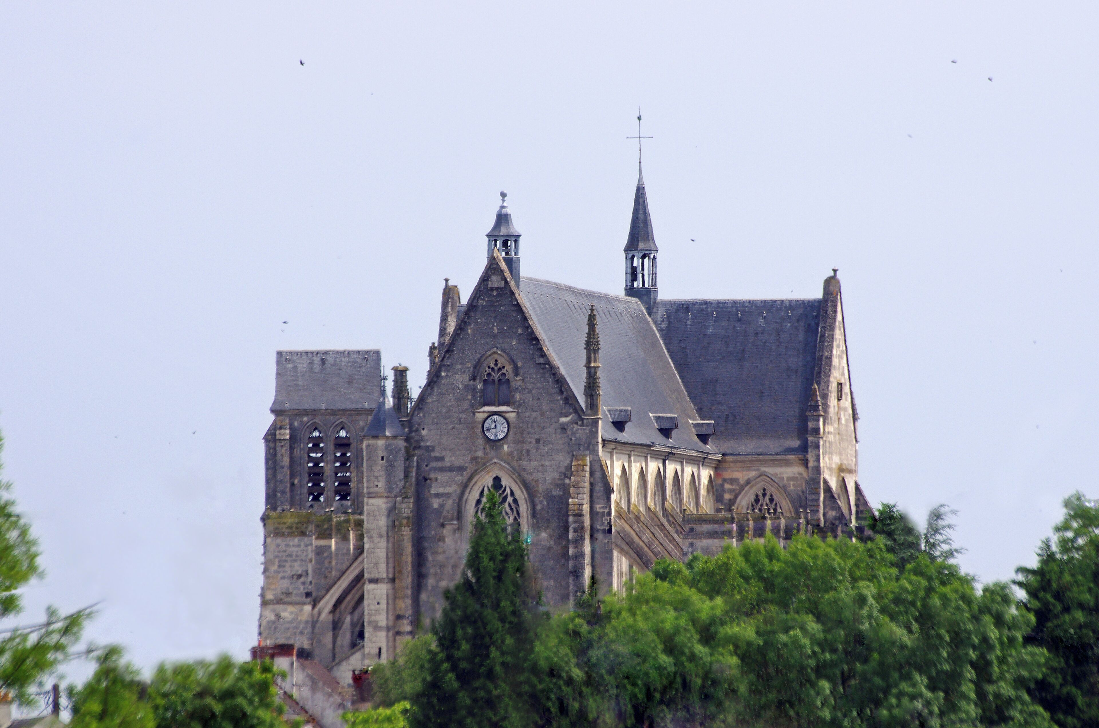 Basilique Notre-Dame de Cléry. A gauche (nord), la tour carrée, seul élément restant de l'église d'origine détruite par les troupes anglaises de lord Salisbury en 1428. To the left (north), the square tower, the only remaining element original church was destroyed by the British troops of Lord Salisbury in 1428.