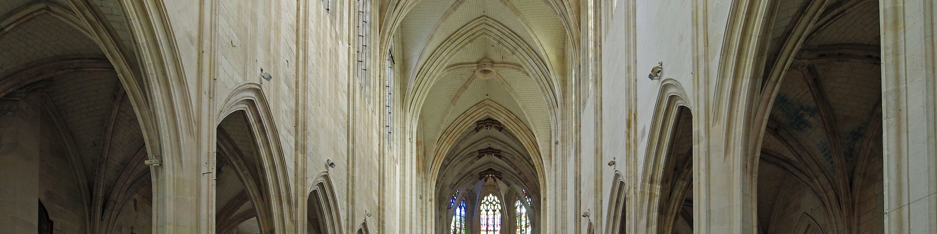 Notre-Dame de Cléry. La nef. La nef a sept travées et deux collatéraux. Avec ses 78 mÚtres de long et ses 27 mÚtres de hauteur sous voûtes, l'église atteint les dimensions d'une petite cathédrale.