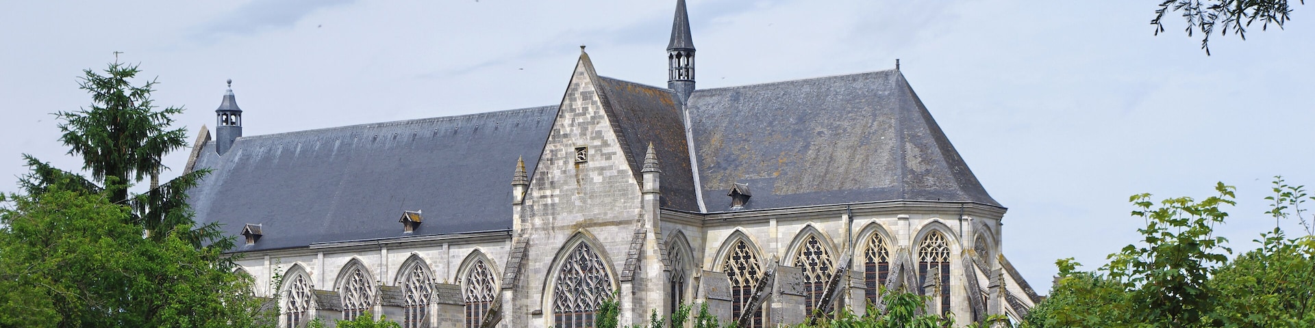 Basilique Notre-Dame de Cléry-Saint-André. Lieu de dévotion, suite à la découverte sur le site d'une statue de la Vierge enfouie dans le sol. Construction d'une église, vers 1280. L'église est une étape sur le chemin de Compostelle. L'église est agrandie et transformée en collégiale par Philippe le Bel (1309) En 1428, pendant la guerre de cent ans, l'église est détruite par les troupes anglaises de Salisbury (il ne reste que la tour carrée). 15 août 1443, le voeu de Dieppe. Devant la ville, le dauphin Louis (futur Louis XI), fils du roi Charles VII, implore à genou la Vierge de Cléry. Il fait le voeu de reconstruire la collégiale si la Vierge l'aide à remportera victoire contre les anglais à Dieppe. Dunois, qui commandait les troupes royales remporte la victoire. Le 30 août 1483, Louis XI meurt, avant la fin de la construction de l'église. Il sera enterré dans l'église de Cléry-Saint-André, au contraire des autres rois de France qui sont enterrés à Saint-Denis. Une bulle du pape Léon XIII du 2 février 1894 fait de l'église une basilique. Basilica of Our Lady of Clery-Saint-André. Place of worship, following the discovery of the site of a statue of the Virgin buried in the ground. Construction of a church in 1280. The church is a step on the way to Compostela. The church was enlarged and transformed into college by Philip the Fair (1309) In 1428, during the Hundred Years War, the church was destroyed by British troops in Salisbury (there is only the square tower). August 15, 1443, the vow of Dieppe. To the city, the Dauphin Louis (the future Louis XI), son of King Charles VII, to implore the Virgin of Clery knee. He vowed to rebuild the college if the Virgin with a win victory against the English in Dieppe. Dunois, who commanded the royal troops wins. August 30, 1483, Louis XI died before the end of the construction of the church. He will be buried in the church of Clery-Saint-Andre, unlike other kings of France are buried in Saint-Denis. A bull of Pope Leo XIII of February 2, 1894 made the church a basilica.