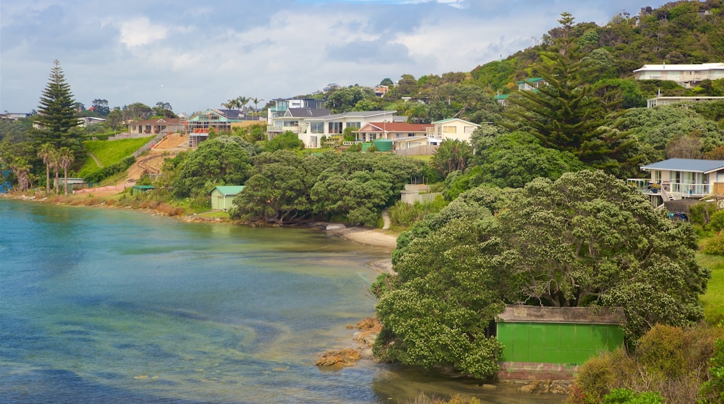 Mangawhai Heads toont een klein stadje of dorpje en een rivier of beek