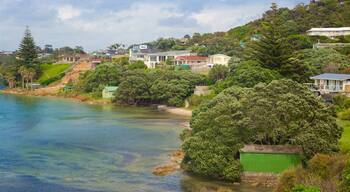 Mangawhai Heads toont een klein stadje of dorpje en een rivier of beek