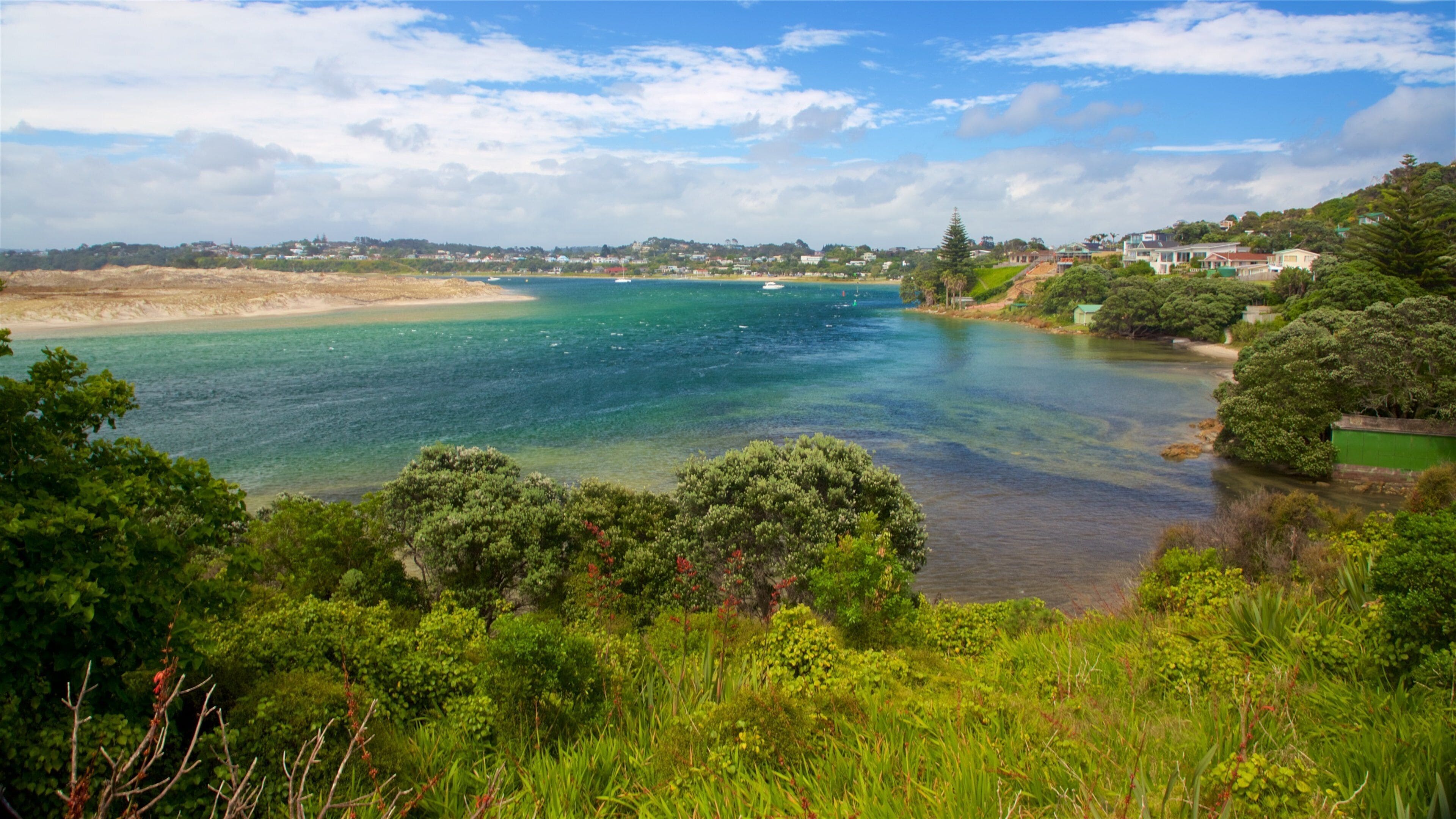 Mangawhai Heads toont een rivier of beek