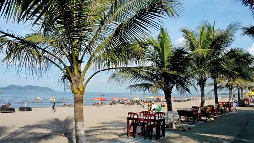 Cua Lo Beach is located about 16 km from Vinh City and Hanoi over 300 km.
http://mytour.vn/d389/khach-san-tai-cua-lo.html