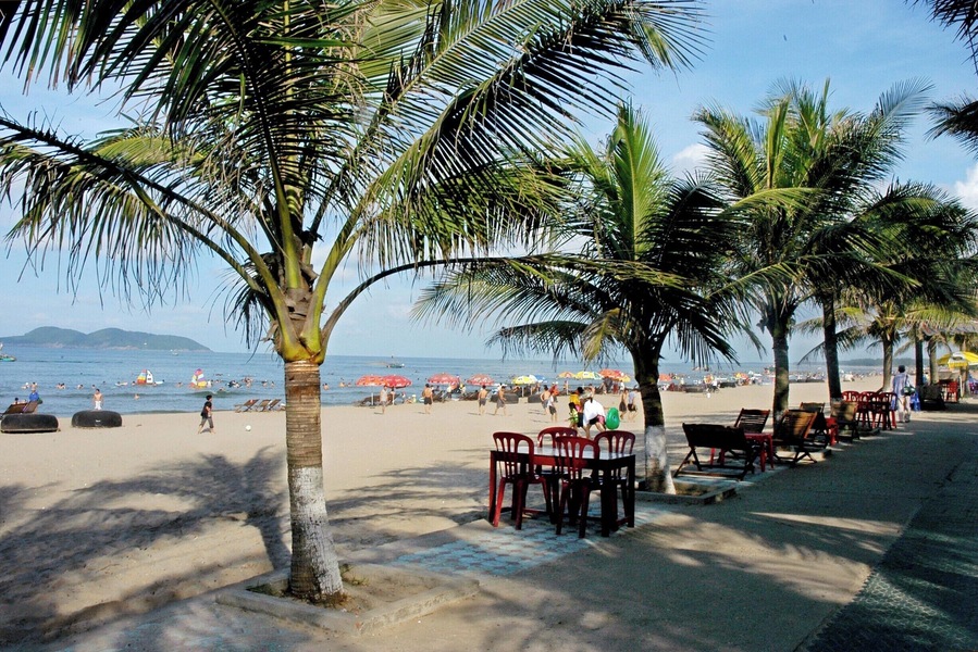 Cua Lo Beach is located about 16 km from Vinh City and Hanoi over 300 km.
http://mytour.vn/d389/khach-san-tai-cua-lo.html