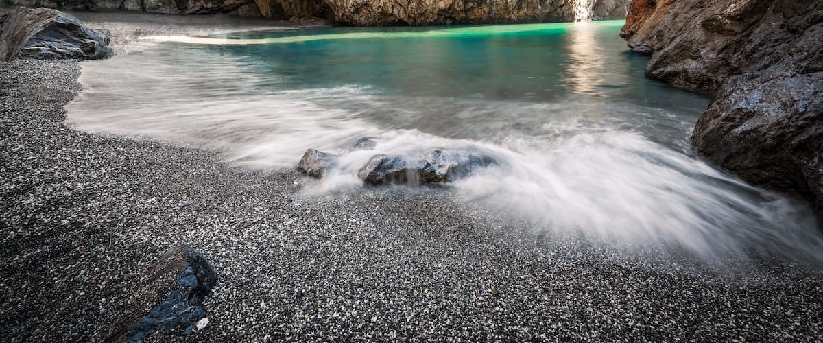 The Arco Magno is a spectacular natural arch located in the territory of San Nicola Arcella, carved by the erosive effect of the Tyrrhenian Sea which over the millennia has created this incredible place.
Inside the Great Arch is a small beach formed by small gravel pebbles and on the left there is a natural cave called Grotta del Saraceno, in which there is a small water source.
#BeachTips