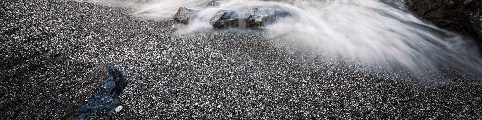 The Arco Magno is a spectacular natural arch located in the territory of San Nicola Arcella, carved by the erosive effect of the Tyrrhenian Sea which over the millennia has created this incredible place.
Inside the Great Arch is a small beach formed by small gravel pebbles and on the left there is a natural cave called Grotta del Saraceno, in which there is a small water source.
#BeachTips