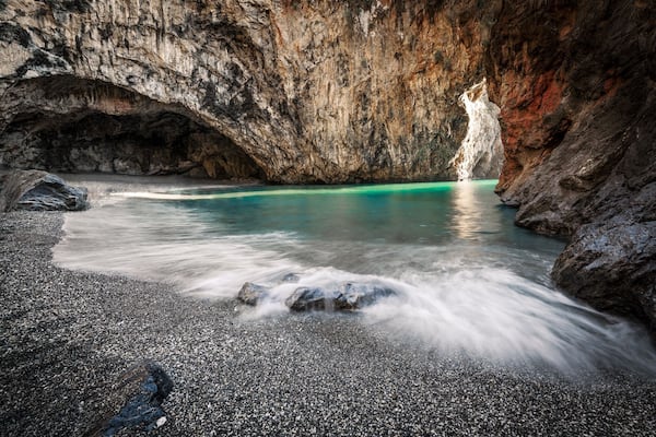 The Arco Magno is a spectacular natural arch located in the territory of San Nicola Arcella, carved by the erosive effect of the Tyrrhenian Sea which over the millennia has created this incredible place.
Inside the Great Arch is a small beach formed by small gravel pebbles and on the left there is a natural cave called Grotta del Saraceno, in which there is a small water source.
#BeachTips