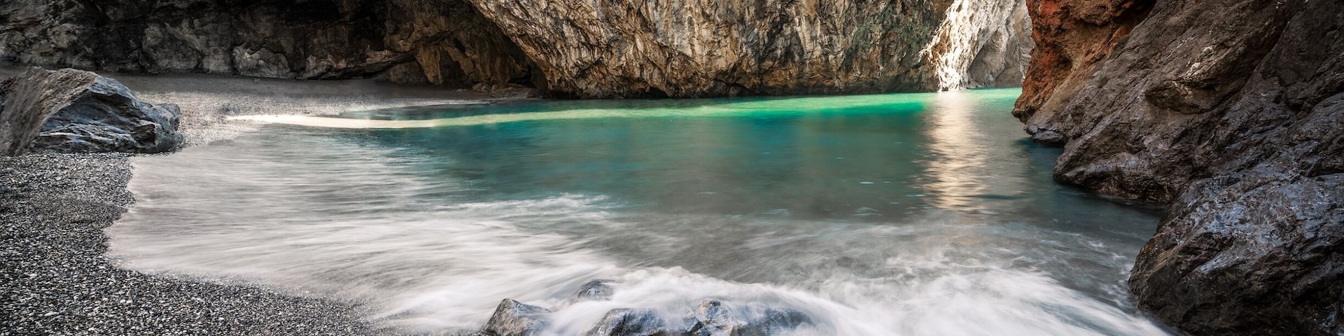 The Arco Magno is a spectacular natural arch located in the territory of San Nicola Arcella, carved by the erosive effect of the Tyrrhenian Sea which over the millennia has created this incredible place.
Inside the Great Arch is a small beach formed by small gravel pebbles and on the left there is a natural cave called Grotta del Saraceno, in which there is a small water source.
#BeachTips