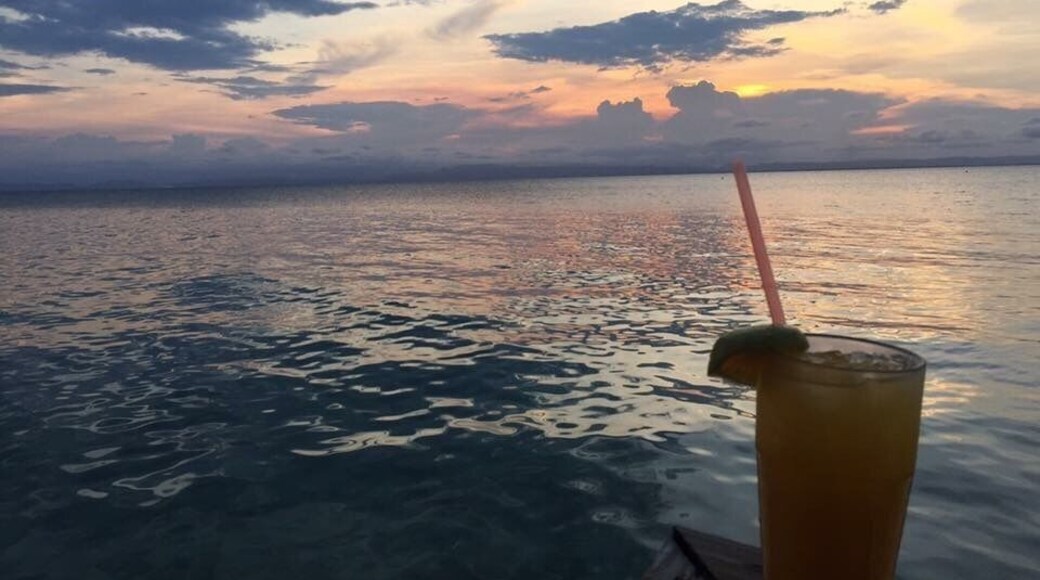 Thatch Caye Resort Belize #bucketlist #rumpunch #lifeatexpedia