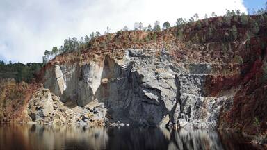 "Peña del Hierro" mine in Nerva. (Huelva, Spain). Kaolinite, white; goethite, red; and sulfates, grey.