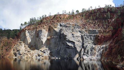 "Peña del Hierro" mine in Nerva. (Huelva, Spain). Kaolinite, white; goethite, red; and sulfates, grey.