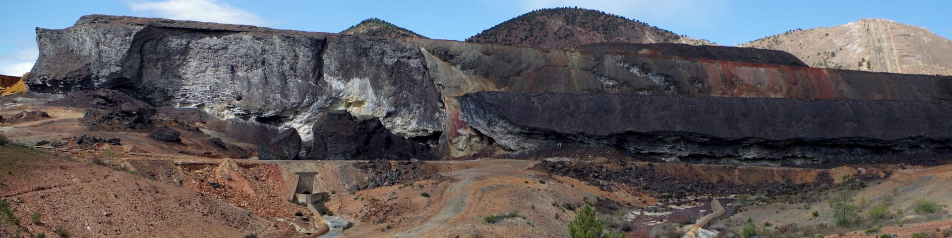 Sulfide slags in former mines of Minas de Riotinto. (Huelva, Spain). Behind, the remains of the sulfide chimneys.