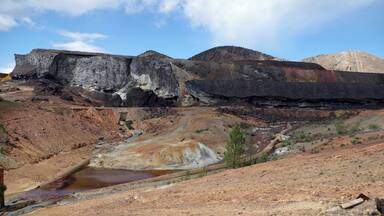 Sulfide slags in former mines of Minas de Riotinto. (Huelva, Spain). Behind, the remains of the sulfide chimneys.