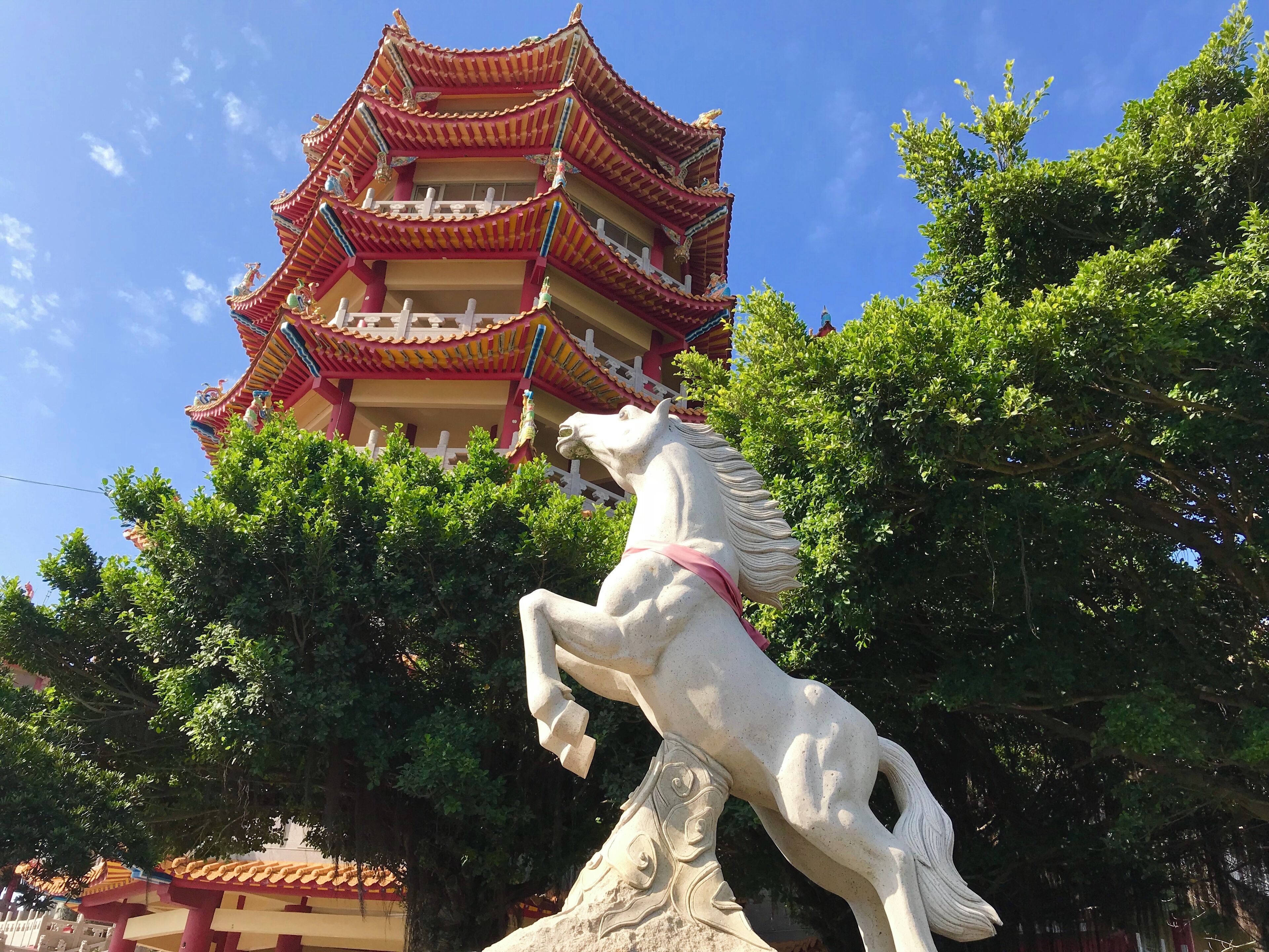 芳苑白馬峰普天宮白馬像