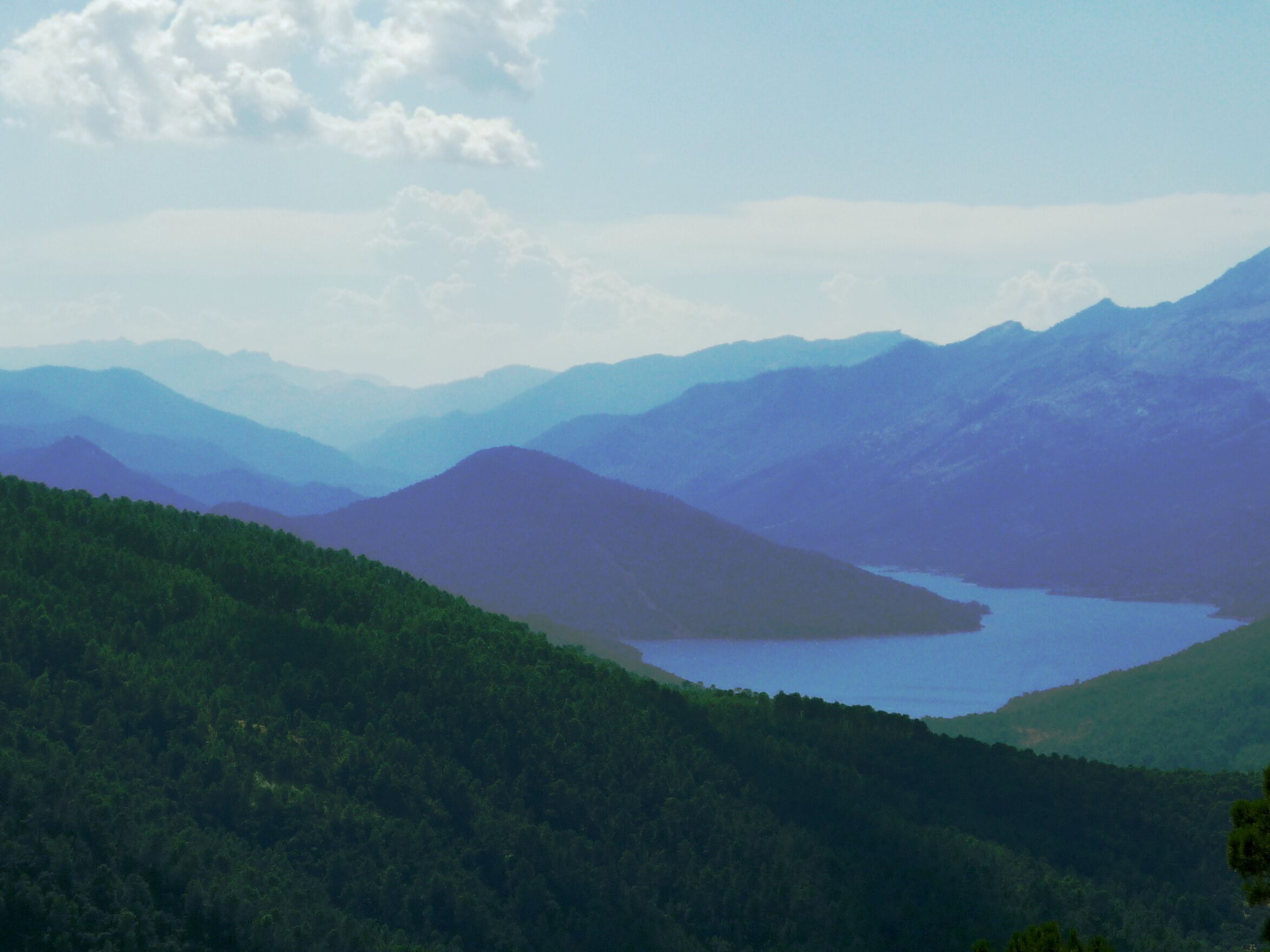 Verträumte Sicht auf Tranco de Beas von Norden, vom Mirador del Robledillo an der A-317 (neu). See more about in a related article (DE) of my travelblog.