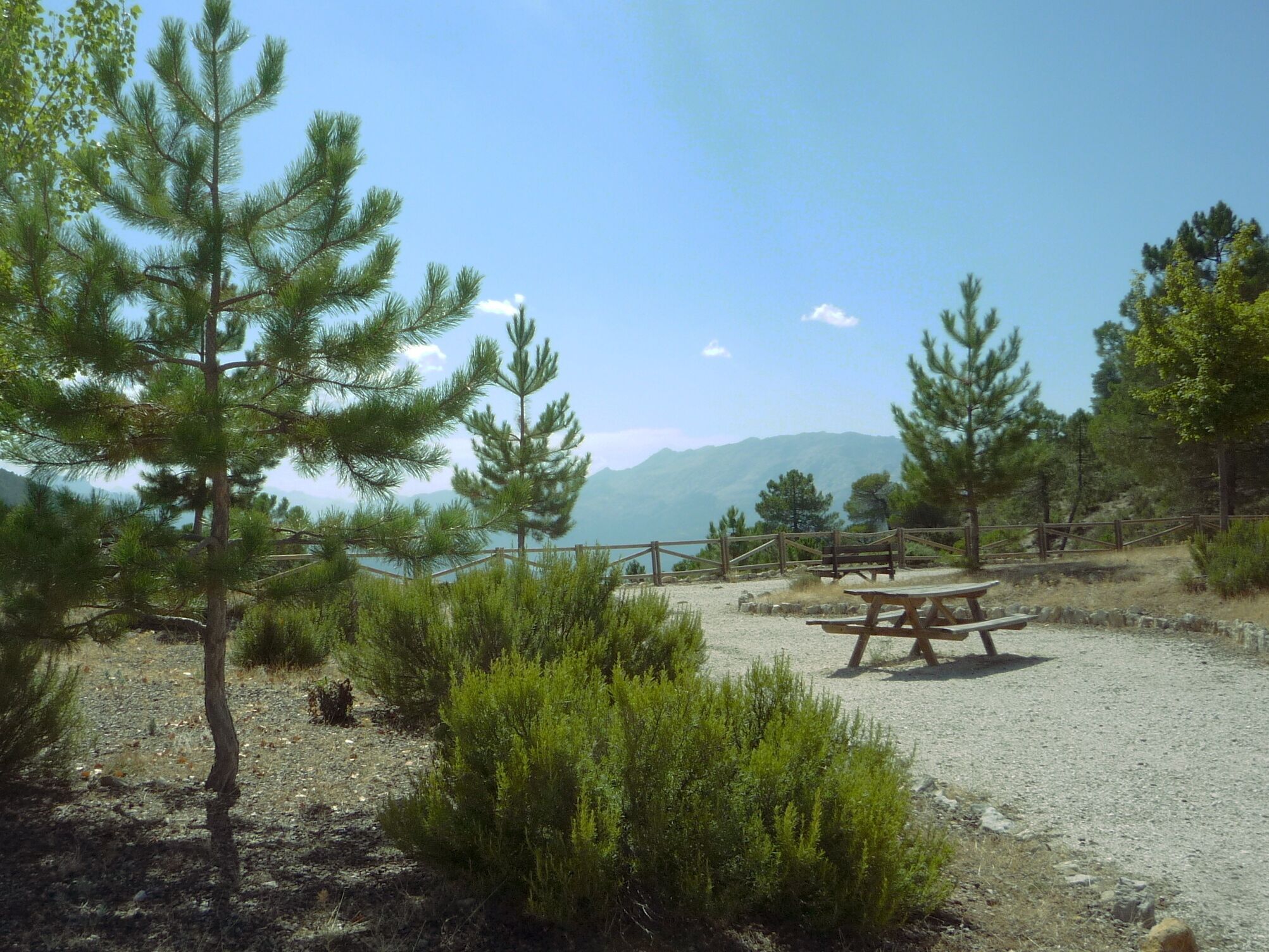 Mirador del Robledillo an der A-317. Brotzeitplätze mit Berg- und Seesicht überall. See more about in a related article (DE) of my travelblog.