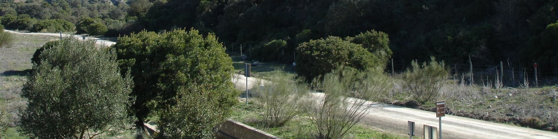 Peñón de Zaframagón desde el Centro de Interpretación y Observación de Buitres de Zaframagón, en la Vía Verde de la Sierra.