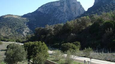 Peñón de Zaframagón desde el Centro de Interpretación y Observación de Buitres de Zaframagón, en la Vía Verde de la Sierra.