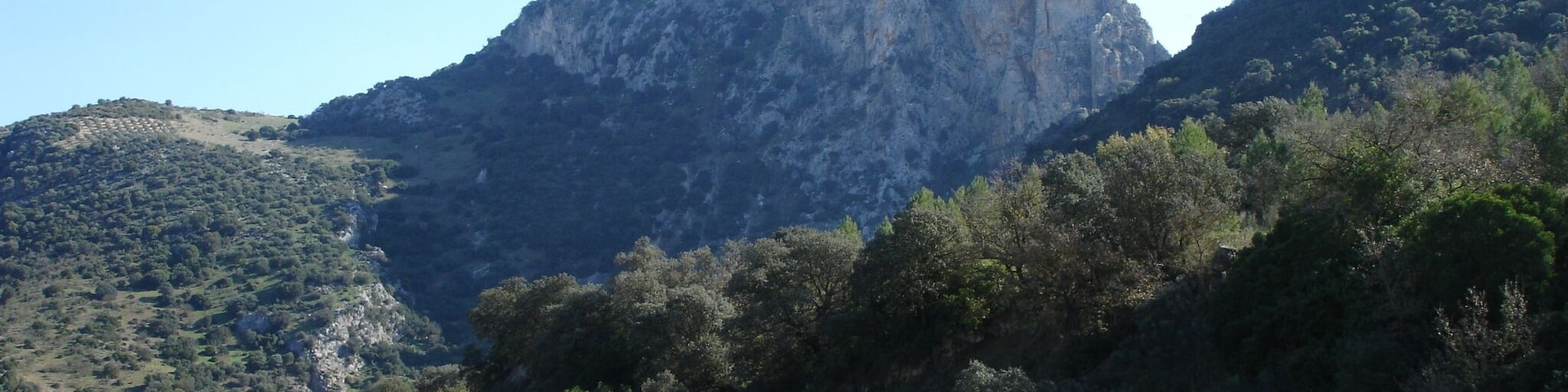 Peñón de Zaframagón desde el Centro de Interpretación y Observación de Buitres de Zaframagón, en la Vía Verde de la Sierra.