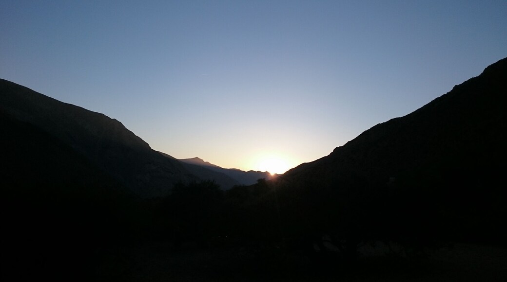 We rode a horse from #cochiguaz in the #Elquivalley or #valledelelqui, with the sunset in our back while we head straight towards the moon. This is the view when the sun finally left us to hide among the mountains.
If you want a truly remarkable experience contact Felipe from camping ganimedes in cochiguaz, he is a local horse breeder who knows the area like the back of his hand, is really fun and interesting to talk to and makes a mean queso de cabra asado (grilled goats cheese).
#goldenhour don't tell us we didn't tell you :)
