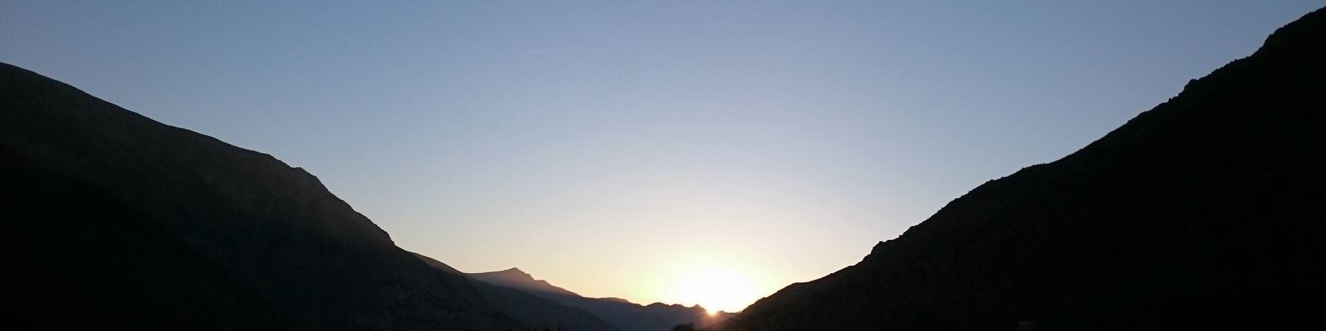 We rode a horse from #cochiguaz in the #Elquivalley or #valledelelqui, with the sunset in our back while we head straight towards the moon. This is the view when the sun finally left us to hide among the mountains.
If you want a truly remarkable experience contact Felipe from camping ganimedes in cochiguaz, he is a local horse breeder who knows the area like the back of his hand, is really fun and interesting to talk to and makes a mean queso de cabra asado (grilled goats cheese).
#goldenhour don't tell us we didn't tell you :)