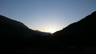 We rode a horse from #cochiguaz in the #Elquivalley or #valledelelqui, with the sunset in our back while we head straight towards the moon. This is the view when the sun finally left us to hide among the mountains.
If you want a truly remarkable experience contact Felipe from camping ganimedes in cochiguaz, he is a local horse breeder who knows the area like the back of his hand, is really fun and interesting to talk to and makes a mean queso de cabra asado (grilled goats cheese).
#goldenhour don't tell us we didn't tell you :)