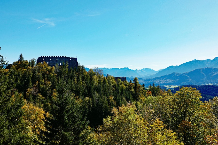 Burg Eisenberg im Allgäu mit Voralpenlandschaft