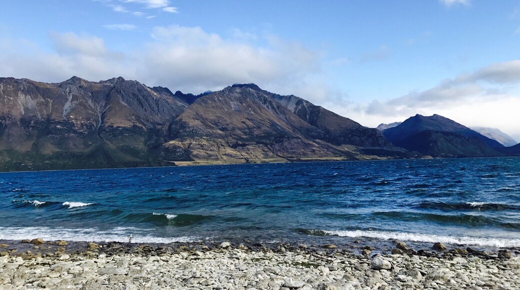 What a beautiful scenic drive to Highway 6A heading north along side Lake Wakatipu. A MUST stopped to enjoyed these breathtaking view of Mount Creighton.